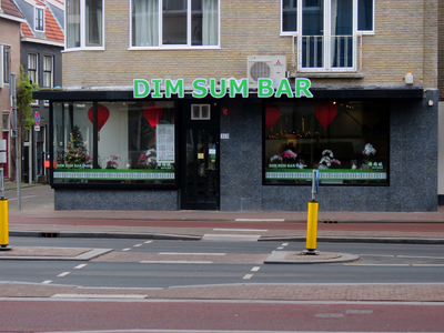 844063 Gezicht op de pui van de onlangs geopende Dim Sum Bar (St. Jacobsstraat 323) te Utrecht.